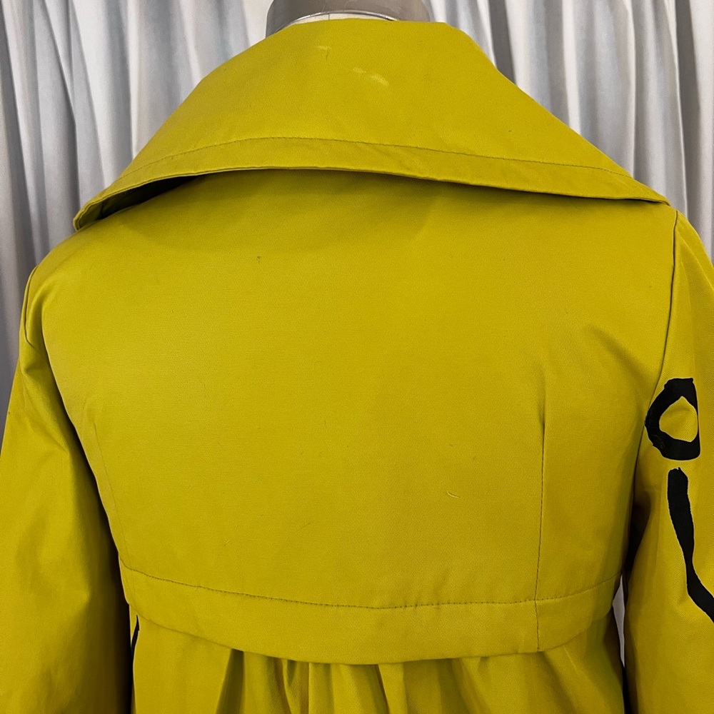 Unique chartreuse trench coat and 3/4 sleeves.Bold graffiti pattern. Size 4 - Picture 7 of 10
